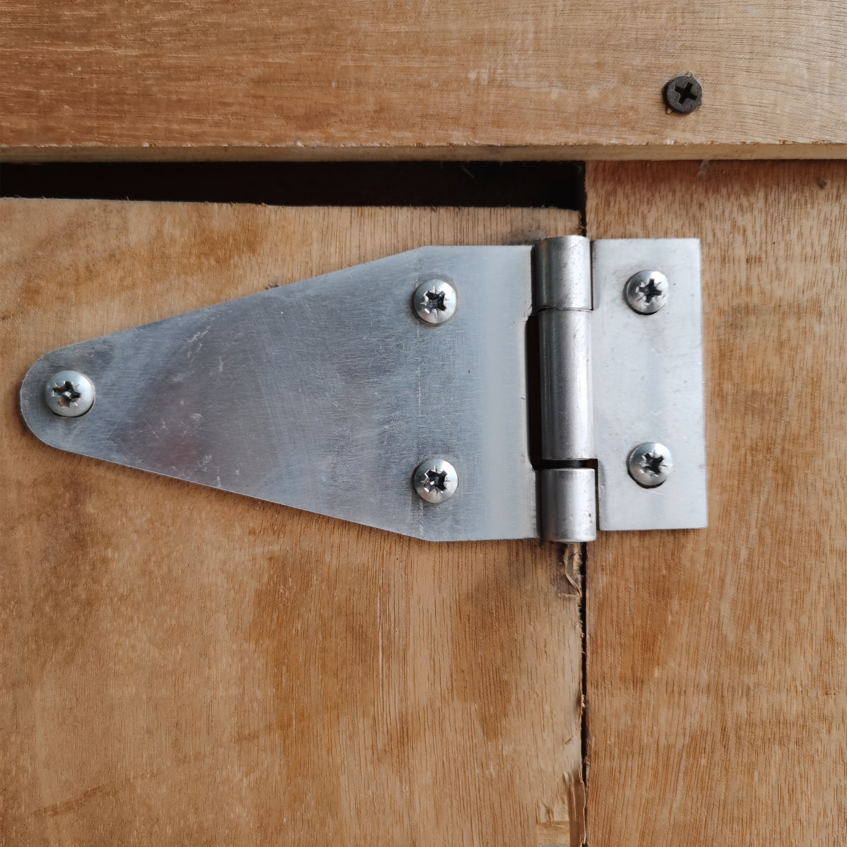 Aluminium hinge
