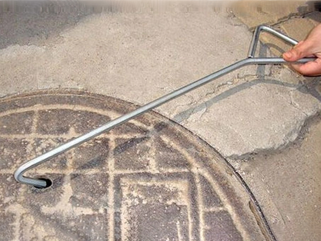 60cm steel manhole cover hook: a helpful assistant for urban maintenance